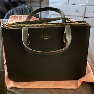 Kate spade crossbody in olive green. Multiple pockets. Medium sided